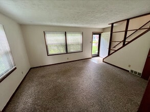 1141 Saxe Ave in Cuyahoga Falls, OH - Foto de edificio - Building Photo