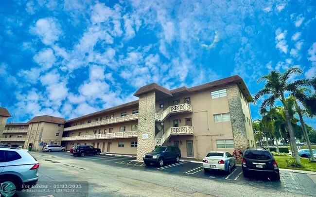 5011 W Oakland Park Blvd in Lauderdale Lakes, FL - Building Photo - Building Photo