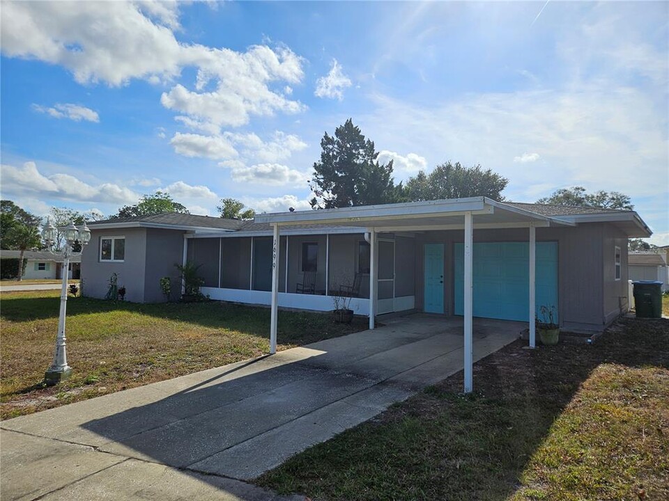 1699 Weybridge St in Deltona, FL - Building Photo