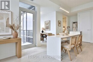 11 Yorkville Ave in Toronto, ON - Building Photo