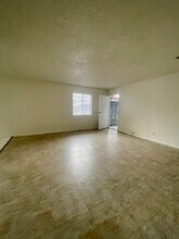 545 E 11th St in Long Beach, CA - Building Photo - Building Photo