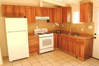 6818 Rhea Ave in Reseda, CA - Foto de edificio - Building Photo