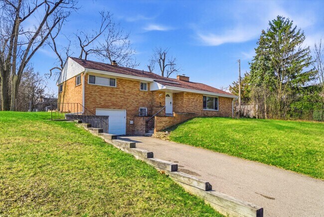 2220 E Stadium Blvd in Ann Arbor, MI - Building Photo - Building Photo