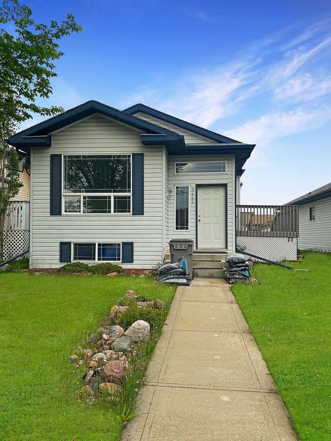 9442 Lakeland Dr in Grande Prairie, AB - Building Photo - Building Photo