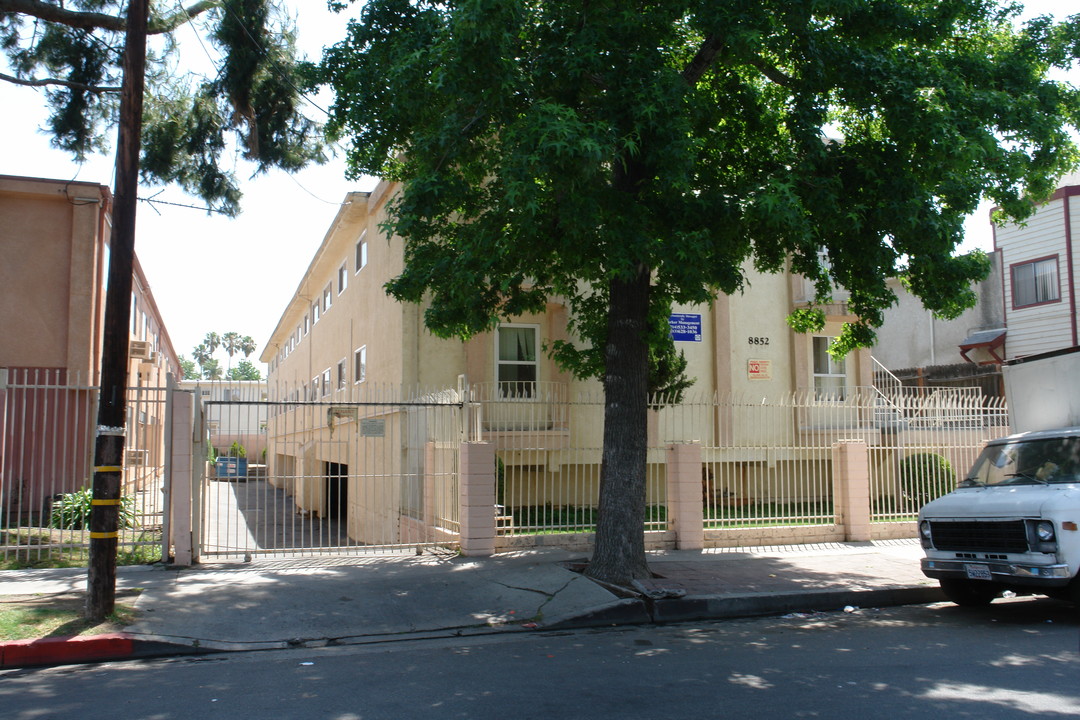 Vargas- Llosa in North Hills, CA - Foto de edificio