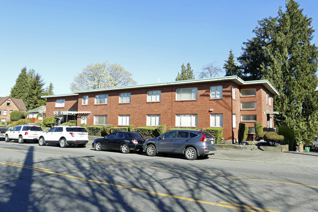 Admiral Crest Apartments in Seattle, WA - Building Photo - Building Photo