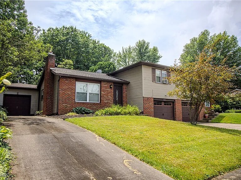 824 Reno Dr in Louisville, OH - Building Photo