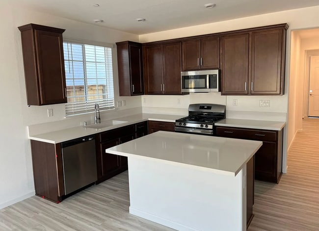 6016 Meandering Wy in Roseville, CA - Building Photo - Building Photo