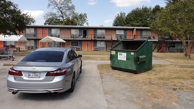 Whispering Oaks Apartments in Houston, TX - Building Photo - Building Photo