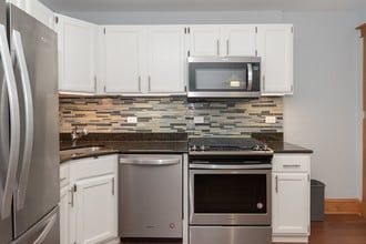 3710 N Clark St, Unit 3712 2ndfloor in Chicago, IL - Building Photo - Building Photo