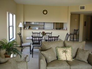 200 Uno Lago Dr, Unit 201 in Juno Beach, FL - Foto de edificio - Building Photo
