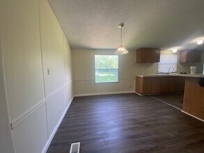 225 County Road 328 S in Cleveland, TX - Foto de edificio - Building Photo