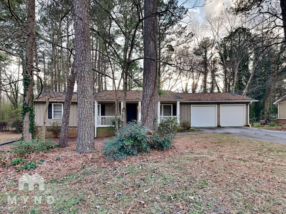 3063 Deshong Dr SW in Stone Mountain, GA - Foto de edificio