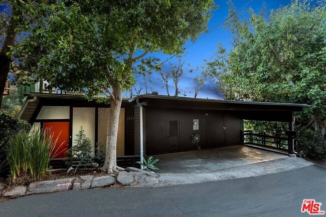 property at 7912 Willow Glen Rd