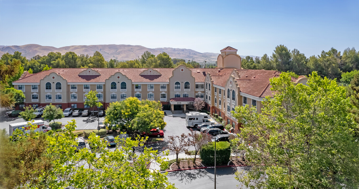 Hillview Court in Milpitas, CA - Building Photo