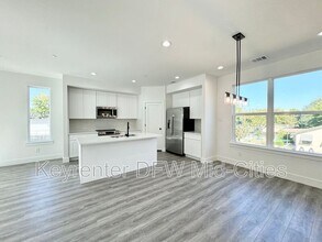 7302 Uloho Wy in Dallas, TX - Building Photo - Building Photo