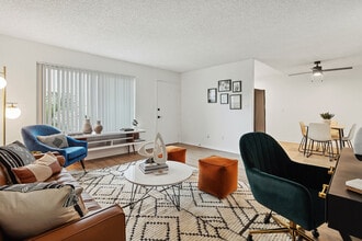 ReNew Serra Mesa in San Diego, CA - Foto de edificio - Building Photo
