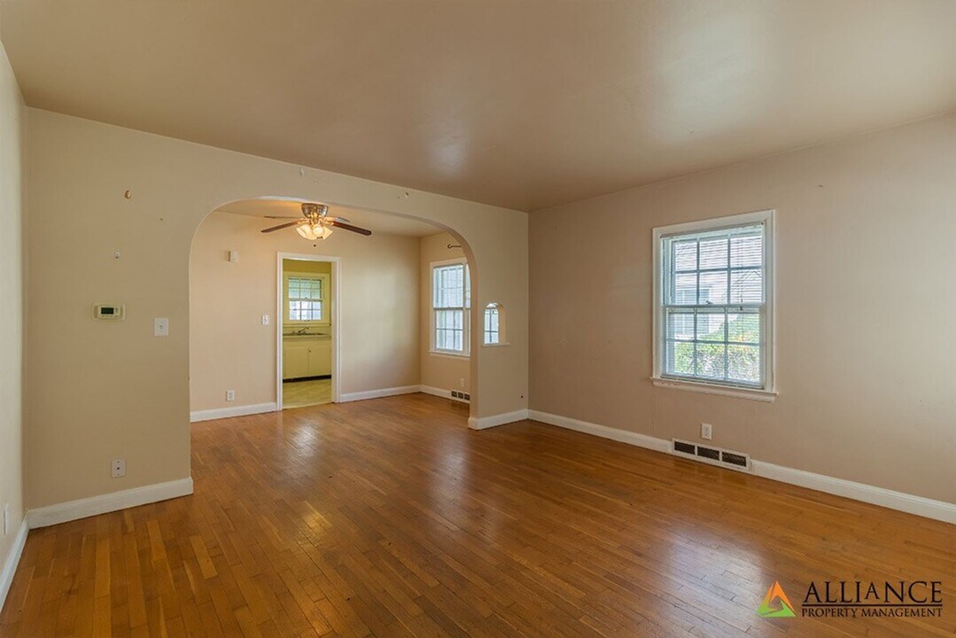 819 N 8th St-Unit -A & B in Manhattan, KS - Building Photo
