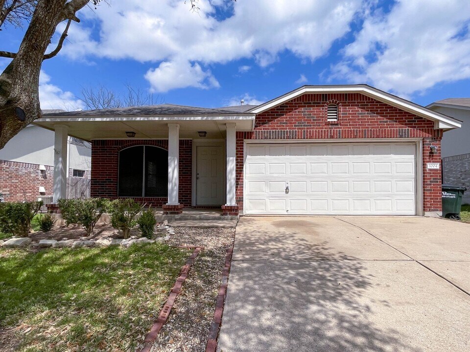 1004 Stacia's Way in Pflugerville, TX - Building Photo
