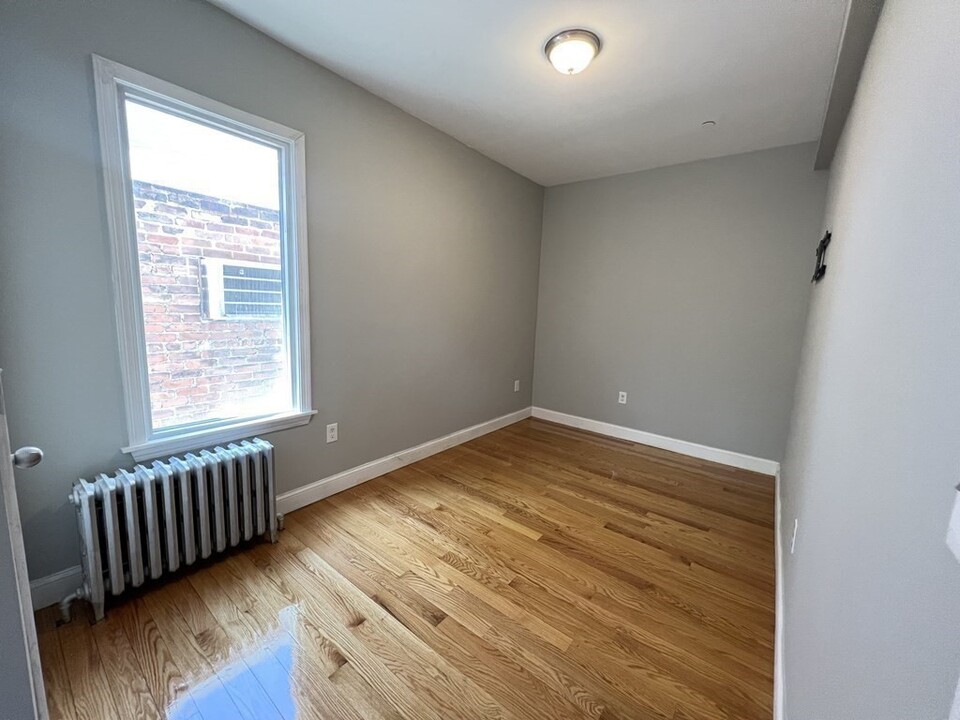 107 Chelsea St, Unit 1 in Boston, MA - Building Photo