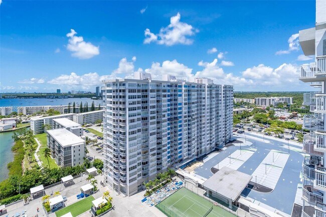 18081 Biscayne Blvd in Aventura, FL - Building Photo - Building Photo