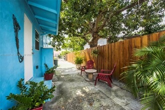 227 NW 34th St in Miami, FL - Foto de edificio - Building Photo