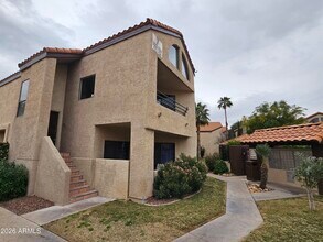 10301 N 70th St in Paradise Valley, AZ - Foto de edificio - Building Photo
