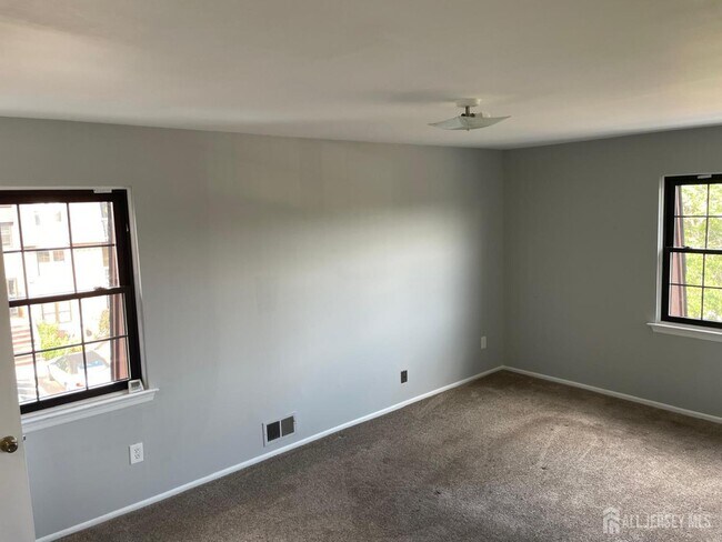 118 Keystone Ct in Woodbridge Township, NJ - Foto de edificio - Building Photo