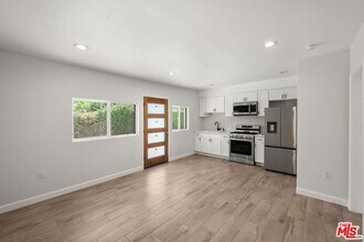 2231 Laverna Ave, Unit 2231 1/2 in Los Angeles, CA - Building Photo - Building Photo