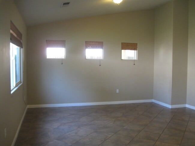 12120 Stonington St in Bakersfield, CA - Foto de edificio - Building Photo