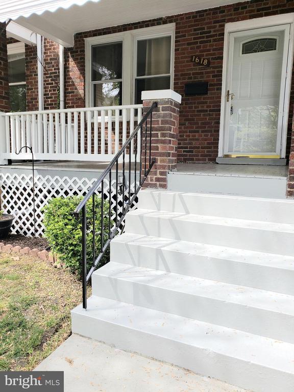 property at 1618 D St NE