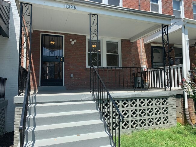 1326 Holbrook Street, NE in Washington, DC - Foto de edificio - Building Photo
