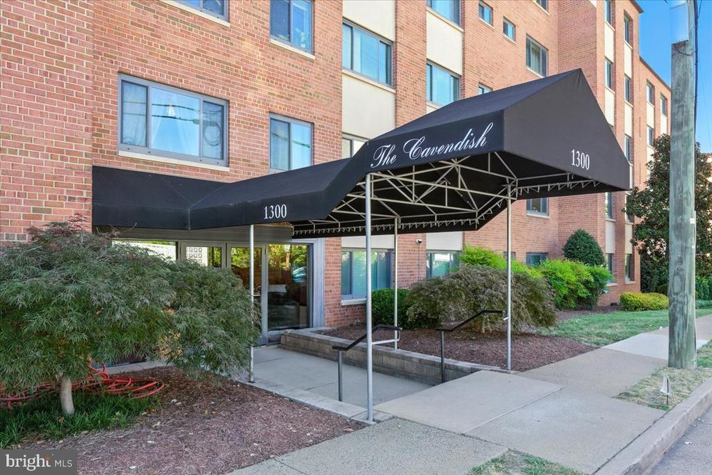 1300 S Arlington Ridge Rd in Arlington, VA - Building Photo