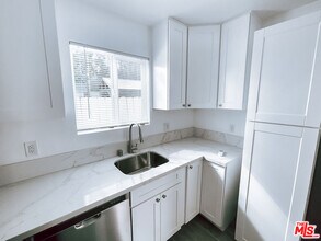 2450 W 60th St in Los Angeles, CA - Building Photo - Building Photo