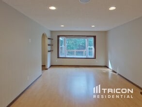 7407 Laredo Dr in Chanhassen, MN - Building Photo - Building Photo