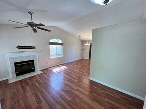 1030 Kamm Ave in Kingsburg, CA - Building Photo - Building Photo