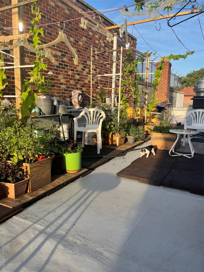 property at 77-02-77164 164th St