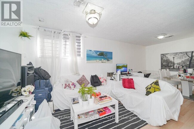 575 Bellamy Rd N in Toronto, ON - Building Photo - Building Photo