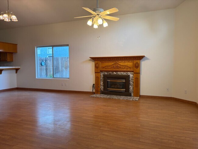 3625 Bernard St in Bakersfield, CA - Building Photo - Building Photo