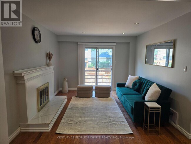 6063 Farmstead Ln in Mississauga, ON - Building Photo - Building Photo