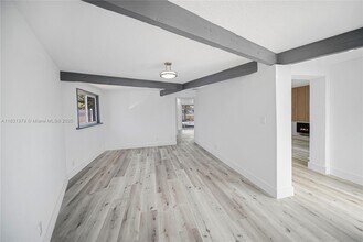 2001 NW 33rd St in Oakland Park, FL - Building Photo - Building Photo