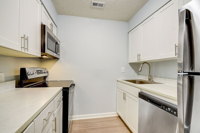 Fernwood Grove Apartments in Tampa, FL - Building Photo - Building Photo