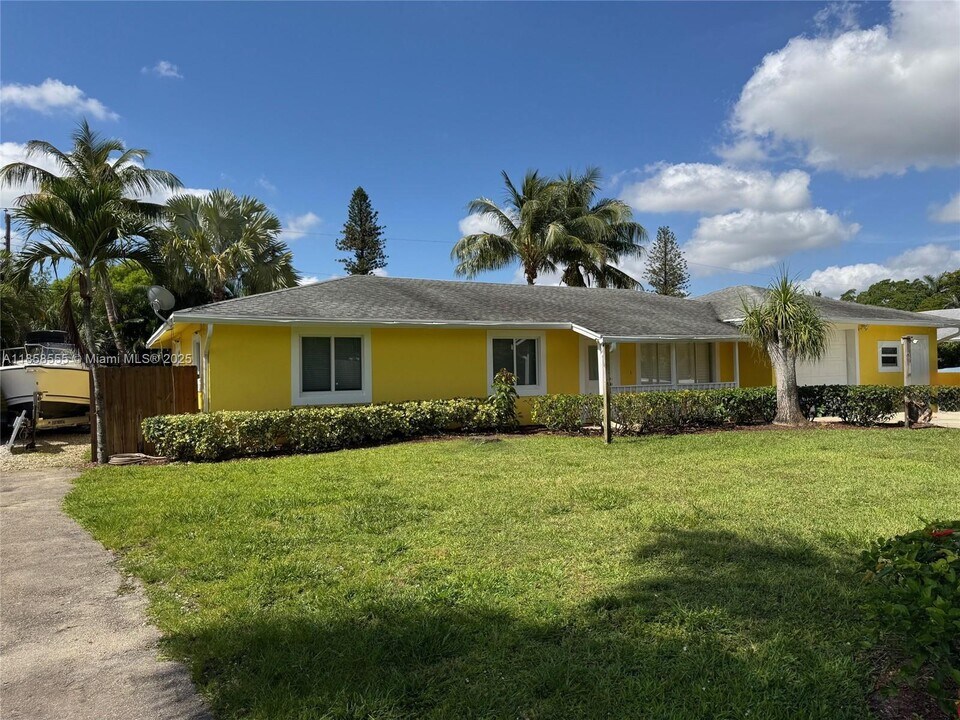 3170 Buccaneer Rd in Atlantis, FL - Building Photo