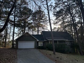 404 Lake Front Dr in Warner Robins, GA - Building Photo