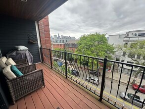 345 W Broadway, Unit 8 in Boston, MA - Foto de edificio - Building Photo