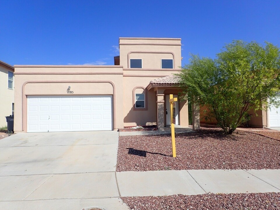 11785 Jim Webb Dr in El Paso, TX - Foto de edificio