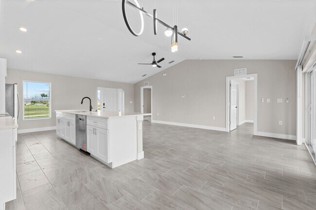 3927 NE 12th Ave in Cape Coral, FL - Building Photo - Building Photo