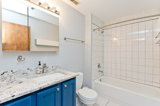 1500 W Monroe St, Unit 410 in Chicago, IL - Building Photo - Building Photo