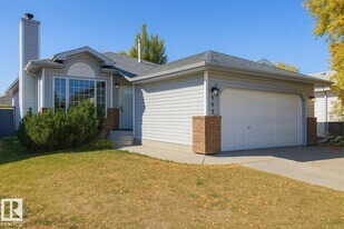 840-113A 113a St NW in Edmonton, AB - Building Photo