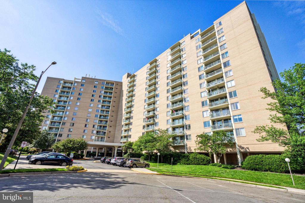 501 Slaters Ln in Alexandria, VA - Building Photo